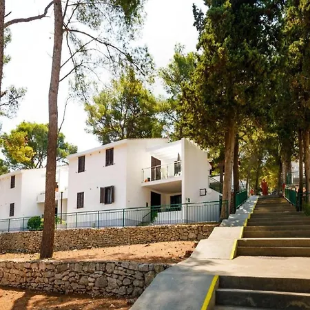 Lumbarda Resort Apartments *